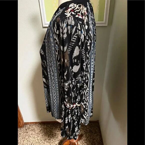 EUC Lucky Brand LongSleeve V-neck Top #50 - Picture 2 of 4